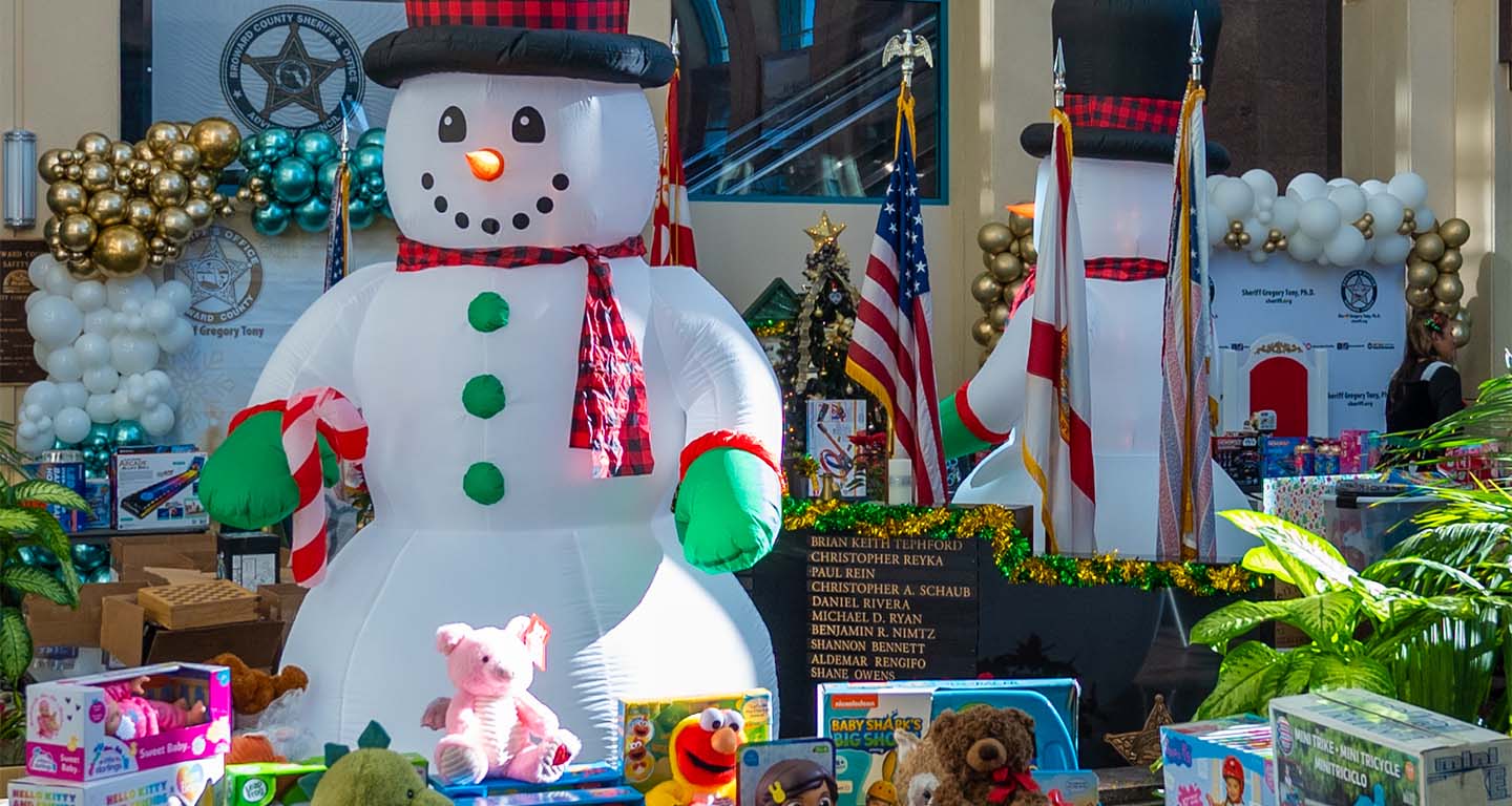 Inflatable snowman and presents
