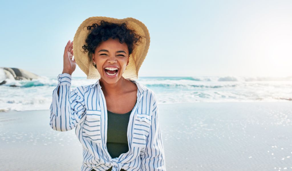 woman with hat at the beach